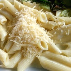 Pasta penne de tres quesos.