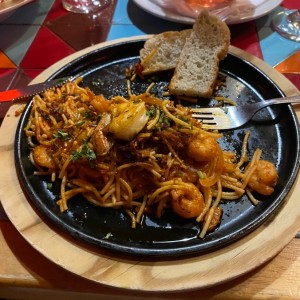 Camarones, langostino con spaguetti frito