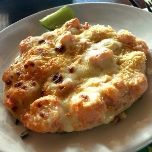arepa de camarones gratinada