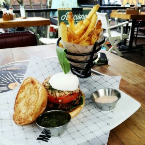 Burger burrata y pesto