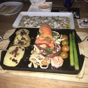 asado de mariscos y al fondo tiradiro de pulpo al natural