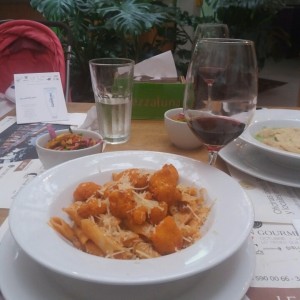 pasta de mariscos en pasta rosa