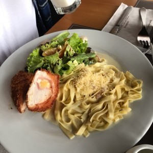 plato combinado con pollo apanado