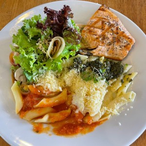 Salmón con mixto de pastas 