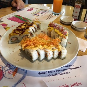 tri de roll. con ceviche, dinamita tempura y madurio.