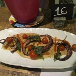 pulpo con hummus y tomates confitados 
