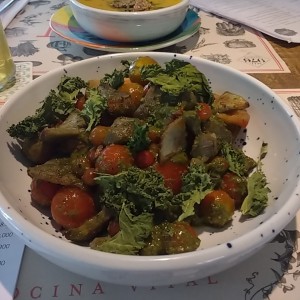 alcachofas con tomate