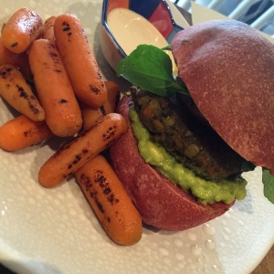 Hamburguesa de lentejas con alioli ahumado