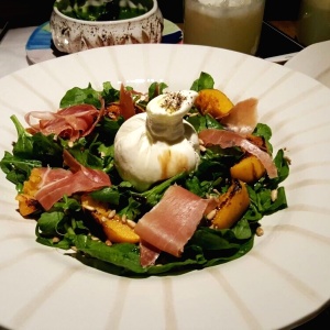 Ensalda de burrata connadicion de serrano