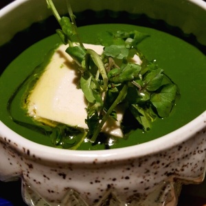 Sopa de espinaca con tofu de quinoa