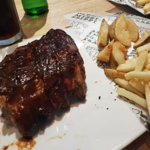 1/2 rack Federal Ribs con papas en casco y francesa
