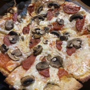 pizza de peperoni con champiñones