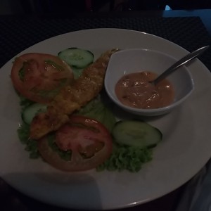 entrada de pollo y salsa de maní