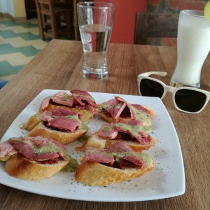 Bruschettas de carnes ahumadas