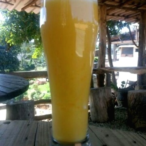 Jugo de mango en agua.