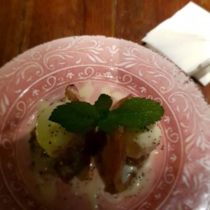 Piña asada con helado de coco