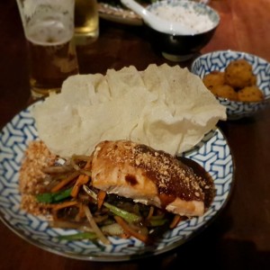Salmon con mani crocante