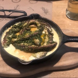 cacerola Di Mare. pulpo en cama de papa