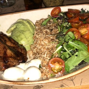 ensalada con quinua y solomito