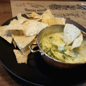 Dip alcachofa, espinaca y queso