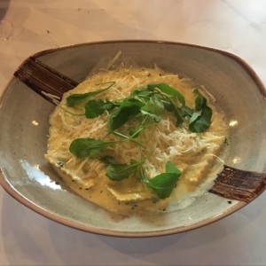 Raviolis de espinaca en salsa Formaggi