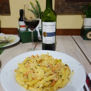 Pasta corta con camarones en salsa blanca y vino