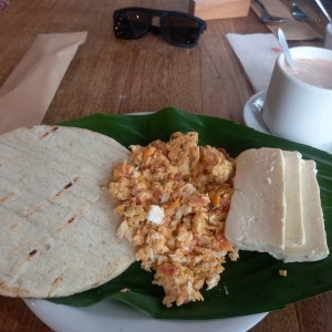 huevos con arepa y queso 