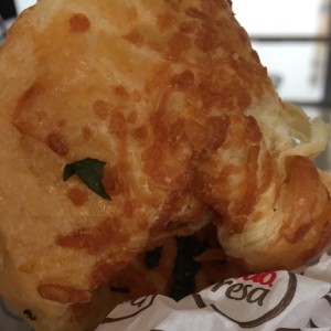 Croissant de queso y espinaca