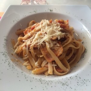 fetuchini con salsa siciliana