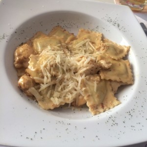 ravioli con salsa alfredo con pollo