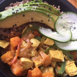 Bowl de pollo y curry en leche de coco