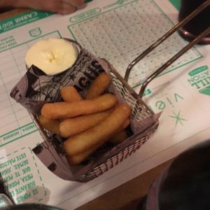 Yucas con sour cream