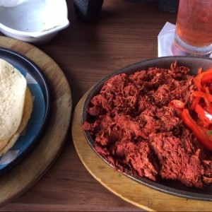Fajitas de cochinita pibil con tortilla de maiz 