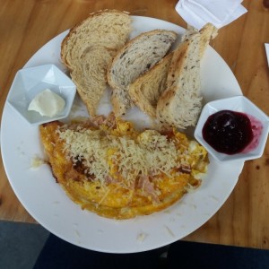 Tortilla de jamón y quesos
