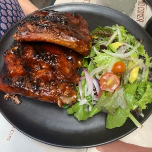 Costillas Barbaro con ensalada fresca