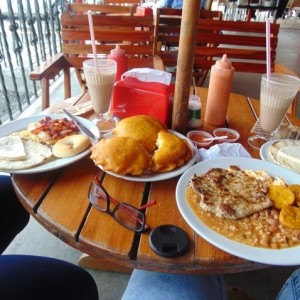 Desayuno sencillo con huevos y tocineta,pasteles de pollo, desayuno con calentao y puerquito. De tomar milito!