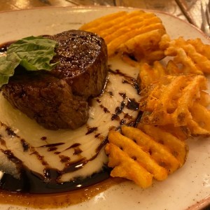 lomo con puré de arracacha 
