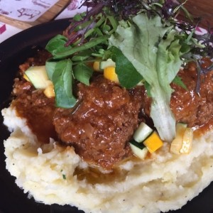 Albondigas de res y cerdo en salsa de tomate 