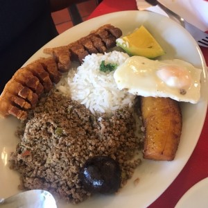 bandeja paisa los frijoles los sirven aparte