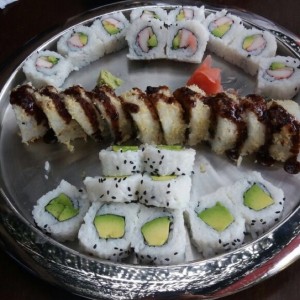 california roll , camaron tempura roll y aguacate roll 