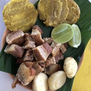 Chicharrones con patacones y arepitas