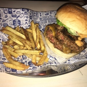 hamburguesa doble con pan rustico