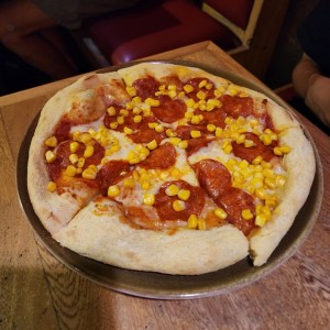 pizza peperonni con extra de maíz 