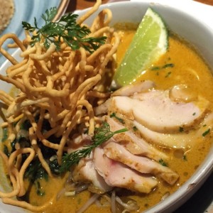 Ramen de curry rojo en leche de coco