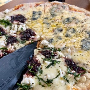 Pizza mitad Hera-mitad tres quesos