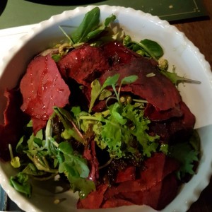 Ensalada con chips de remolacha