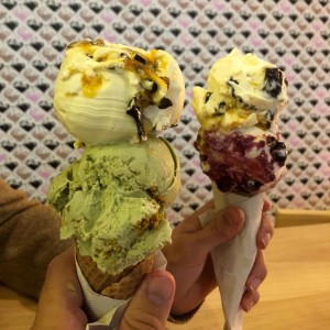 amor acuyá, pistacho y cheesecake de amarena