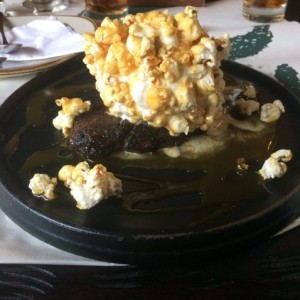 brownie con helado y crisperas de caramelo