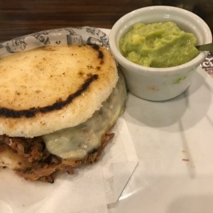 Arepa rellena de Carne con guacamole