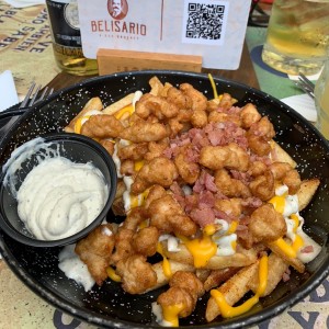 Papas fritas con crispetas de pollo